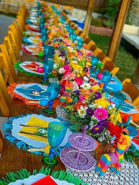 Mexican Table Flower Arrangements, Mexican Chic Party Decor, Mexican Picnic Decor, Elegant Fiesta Party, Fiesta Tablescape Ideas, 50 Mexican Theme Party, Mexico Table Decor, Mexican Paper Flower Centerpieces, Mexican Party Table Set Up