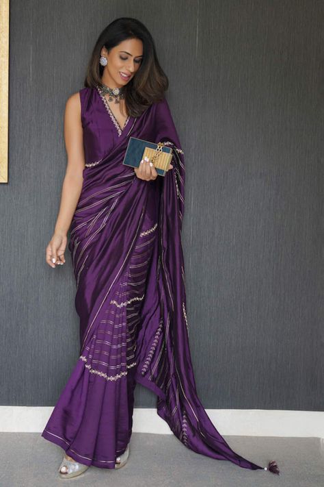 Silk Embroidered Saree, Sleeveless Blouse And Saree, Violet Wedding Saree, Latest Silk Saree Trends 2024, Violet Saree Blouse, Violet Blouse Designs, Violet Blouse Designs For Saree, Purple Wedding Saree, Party Saree Look