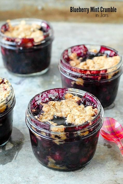 Crumbles, like cobblers and other old school Americana baked desserts, are some of the most simple to make.  Blueberry Mint Crumble in jars takes mere minutes to assemble and is ready in under 45 minutes.  Baking desserts in jars makes fun, individual servings with a rustic vibe as well as makes them easy to transport... Colorado Food, Mason Jar Desserts, Blueberry Mint, Berry Crumble, Blueberry Crumble, Dessert In A Jar, Mason Jar Meals, Blueberry Recipes, Gluten Free Recipes Easy