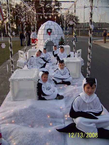 Holiday Parade Floats, Snow Place Like Home, Christmas Parade Floats, Floating Decorations, Holiday Parades, Snow Place, Boat Parade, Christmas Golf, Christmas Float Ideas