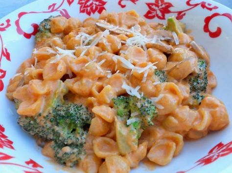 Pasta House Pasta Con Broccoli (Actual Recipe) from Food.com: This is the acutal recipe (not a copycat) as posted on their website and as printed in the St. Louis Post Dispatch.  This is so yummy and is a St. Louis tradition.  This recipe serves 2, so feel free to double or triple it to feed your family.  Serve as a main dish (as they do) with a Pasta House Salad on the s... Pasta House Pasta Con Broccoli, Pasta House, Pasta Con Broccoli, Pasta Al Pesto, Tasty Pasta, Stuffed Pasta Shells, Broccoli Recipes, Pasta Dish, Home Recipes