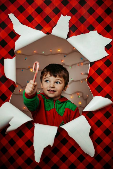 Wrapping paper Christmas picture idea for kids. @capturesbychey on Instagram Christmas Self Portrait Photography, Christmas Photoshoot Fireplace, Family Christmas Light Pictures, Take Your Own Christmas Card Photo, Kids Christmas Pictures At Home, Christmas Kids Picture Ideas, At Home Kids Christmas Photoshoot, Easy Diy Christmas Pictures, X Mas Photoshoot Ideas