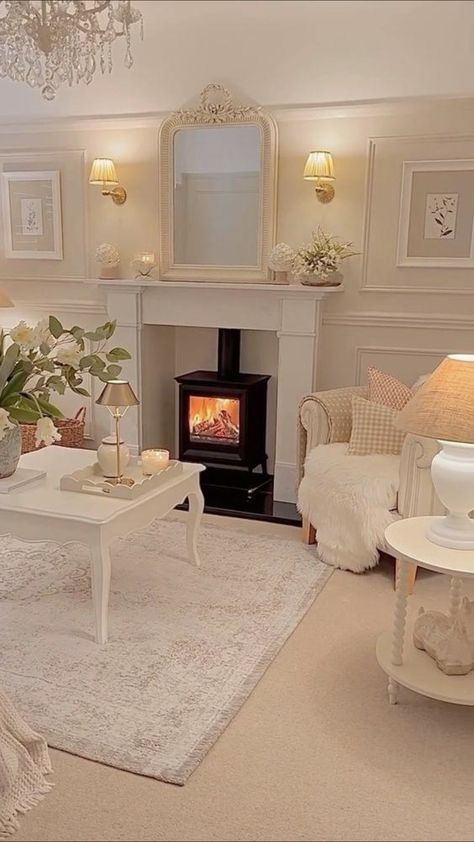 Cottage Interior Design Living Room, Fireplace Wall Decor Ideas, Living Room Fireplace Ideas, Pretty Lounge, Living Room Decor White, Salons Cottage, Vintage Home Decor Ideas, Ivory Living Room, Pretty Living Room