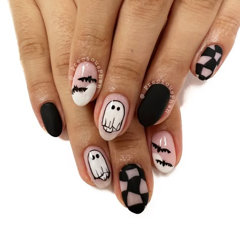 Spooky Nails Bats, Nail Ideas Spooky, Nails 2023 Trends Halloween, Halloween Nails Acrylic Black, Spooky Season Nails Short, Modern Halloween Nails, Pumpkin And Ghost Nails, Retro Halloween Nails, Boho Halloween Nails