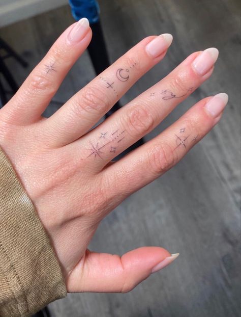 Line Hand Tattoos, Fine Line Tattoo Ideas, Tiny Finger Tattoos, Line Tattoo Ideas, Small Finger Tattoos, Finger Tats, Hand And Finger Tattoos, Handpoke Tattoo, Fine Line Tattoo