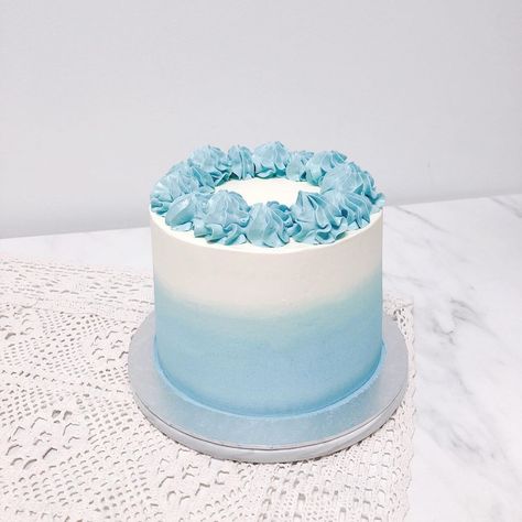 White And Blue Marble Cake, Blue Ombre Cake Ideas, Light Blue First Birthday Cake, Simple Cake Designs Blue, Ombré Blue Cake, Blue Cake Ideas Birthday Simple, Blue And White Cake Ideas, Simple Blue And White Cake, Blue And White Ombre Cake