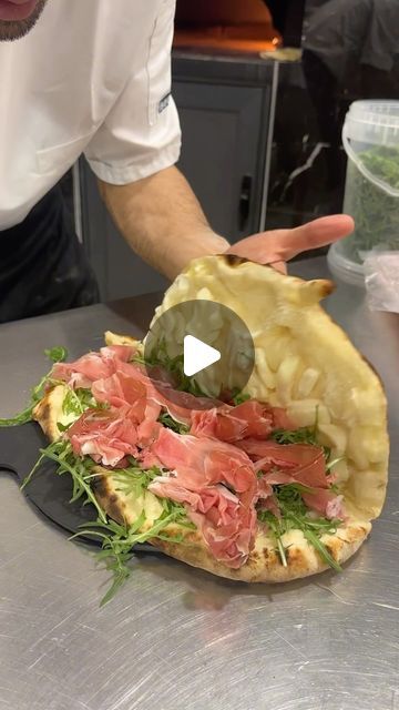 Pizza Reels, Arugula Pizza Recipes, Shirazi Salad, Burrata Pizza, Arugula Pizza, Pizza Calzone, Salad Inspiration, Stuffed Bread, Pizza Ideas