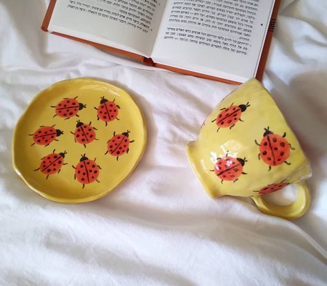 Funky Pottery Painting, Hand Painted Pottery Mugs, 70s Pottery, Color Me Mine Ideas, Indie Playlist, Indie Songs, Pottery Painting Ideas, Diy Pottery Painting, Painted Ceramics