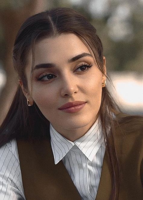 Hande Erçel Makeup, Cute Hairstyles Ideas, Rhinoplasty Nose Jobs, Hande Ercel Style, Hairstyles Cute, Beauty Hair Color, Authentic Beauty, Turkish Women Beautiful, Celebrity Trends