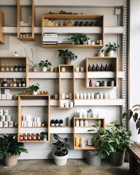 Spa Room Decor, Hair Salon Interior, Store Design Boutique, Pharmacy Design, Retail Shelving, Regal Design, Candle Store, Salon Interior Design, Retail Store Design