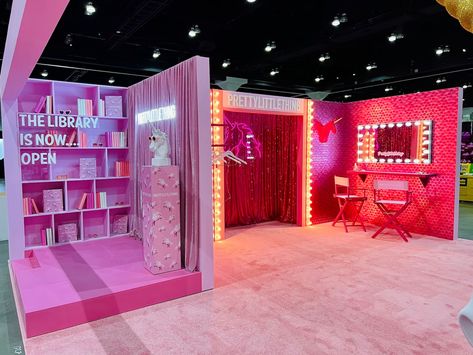 Pink Retro Wallpaper, Brand Activation Ideas, Photo Studio Design, Photography Studio Decor, Event Booth Design, Marketing Activations, Photo Booth Design, Selfie Wall, Home Studio Photography