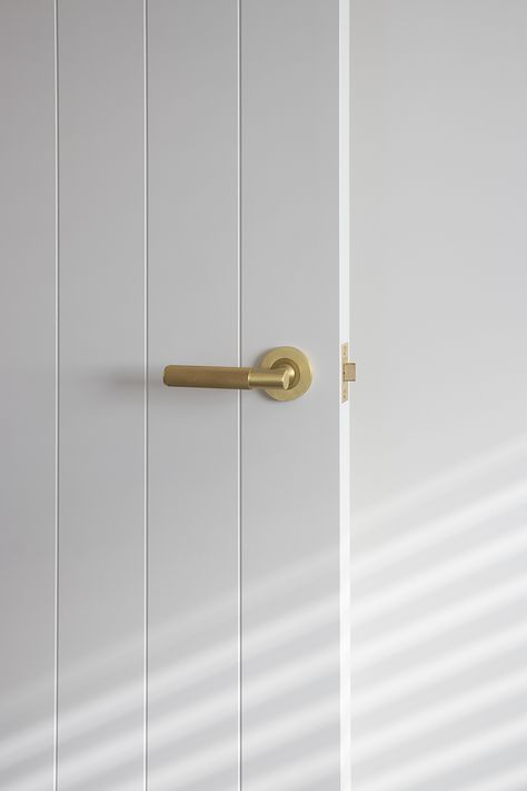 Shine bright like a diamond…knurled handle 💎 🏠 @jennianhomesfranklin #windsorhardware #diamondknurling Gold Door Handles On White Doors, White Door Brass Handle, White Doors Gold Hardware, Doors With Gold Handles, White Door Handles, White Bedroom Door, Gold Door Handles, Interior Door Colors, White Wooden Doors