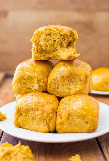 Honey Butter Pumpkin Dinner Rolls | Red Star Yeast Pumpkin Dinner Rolls, Dinner Rolls Easy, Pumpkin Dinner, Averie Cooks, Homemade Rolls, Dinner Rolls Recipe, Everything Pumpkin, Pumpkin Everything, Pumpkin Flavor