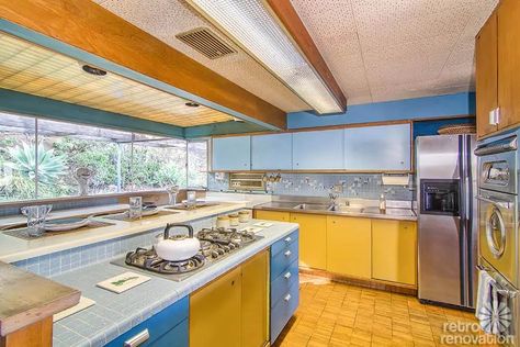 Magical 1954 Los Angeles time capsule house - built by Albert P. and Gloria Martin - Retro Renovation 1970s Interior, 60s Kitchen, Midcentury Kitchen, Mcm Kitchen, Martin House, American Kitchen, Modern Properties, Retro Renovation, Midcentury Home