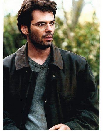 Billy Burke - the older I get, the more appealing I find him! Billy Burke Actor, Zoo Tv Show, Charlie Swan, Billy Burke, Twilight Book, The Older I Get, Movie Series, Face Reference, Young Actors