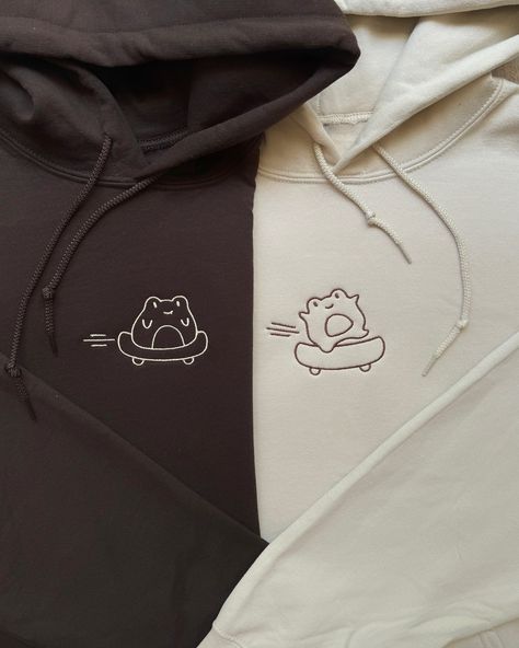 If they sent this to you, they wanna get matching hoodies🤭💕 Which one would you get?💖 This gift is something they will wear forever & when they wear it they’ll be reminded of how much love & appreciation you have for them🫶🏼 SHOP NOW~Link in bio<3 ~~ #anniversary #anniversarygift #gift #embroiderymachine #embroidery #custominitials #asmr #embroideryasmr #SmallBusiness #bfgiftideas #gfgiftideas #boyfriendgiftideas #girlfriendgiftideas #matchingcouplesoutfits #matchingcouples #matchingcoup... Couple Hoodies Ideas Design, Cute Couple Hoodies, Hoodies For Couples, 3 Anniversary, Matching Hoodies For Couples, Couple Hoodies, Skateboard Fashion, Hijabista Fashion, Matching Hoodies