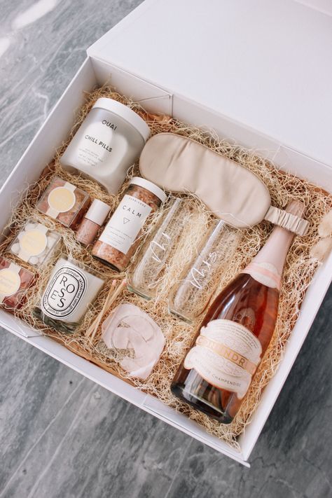 Bride Gifts Basket, Bridal Shower Box Ideas, Bride Present From Bridesmaid, Bridal Shower Gift Box Ideas, Gifts For Bride To Be From Bridesmaid, Cute Wedding Gifts For Bride, Bridal Shower Gifts For Bridesmaids, Bride To Be Gift Box Ideas, Bride To Be Present Ideas