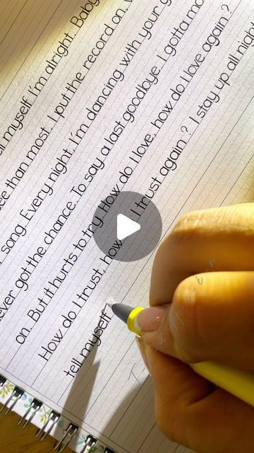 Thu Hiền on Instagram: "#chuviettay #chudep #handwriting #calligraphy" Simple Handwriting Styles, Neat Handwriting Inspiration, How To Improve Your Handwriting, Handwriting Styles To Copy, Simple Handwriting, Handwriting Exercises, Calligraphy Videos, Cute Handwriting, Handwriting Calligraphy