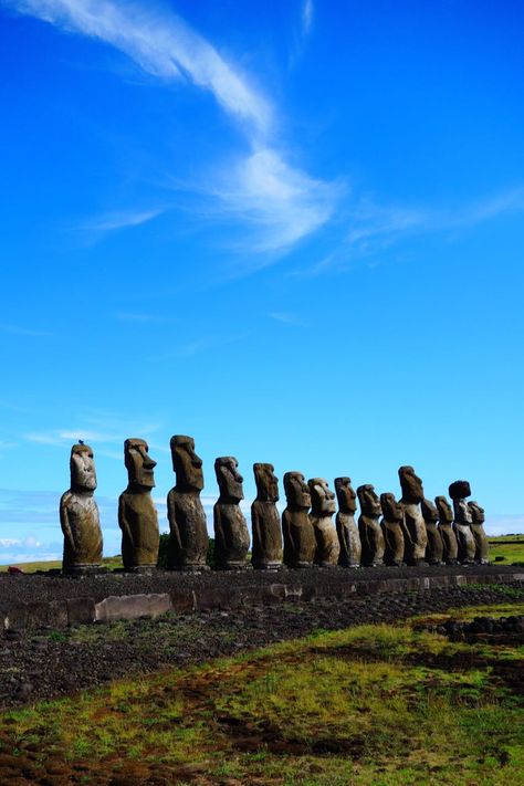 Easter Island Hispanic Heritage Projects, Easter Island Chile, Moai Statues, Easter Island Moai, Easter Island Statues, Lake Titicaca, Modern Photographers, In The Middle Of Nowhere, Beautiful Hikes