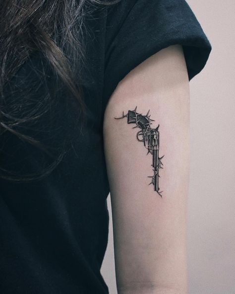 ZIPIN BLACK on Instagram: “🖤💥🔫💥🖤 #zipintattoo #tattoo #revolver #thorn” Women Unique Tattoos, Tattoos For Women Unique, Revolver Tattoo, Feather Sketch, Small Meaningful Tattoos For Women, Thorn Tattoo, Tattoo Tips, Tattoos Inspo, Tattoo Design Tattoo