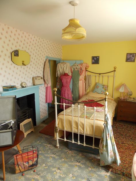 40s bedroom, Sandling, Kent, UK by B Lowe 40s Bedroom, 50s Bedroom, 1940s Bedroom, 50s Home, Interior Room Decoration, Interior Decorating Living Room, 1940s Home, Retro Bedrooms, Living Vintage