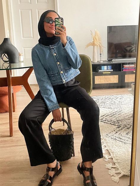 This Jacket Trend Hasn't Been as Popular as Others, But It's Back for Fall 2022 Blazer Outfits Hijab, Denim Blazer Outfit, Jeans Outfit Hijab, Cropped Denim Jacket Outfit, Outer Outfit, Cropped Jacket Outfit, Cropped Outfits, Jacket Trend, Botas Western