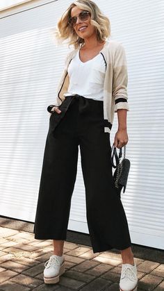 Culotte Outfit, Culottes Outfit, Wide Legged Pants, Wide Leg Pants Outfit, 60 Fashion, Elegante Casual, Fashion Over 50, Garage Door, Mom Outfits