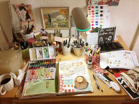 Artist Desk Workspaces, Art Desk Ideas, Artists Desk, Art Desk Setup, Desk Painting, Art Student Aesthetic, Artist Desk, Art Studio Space, Art Studio Design