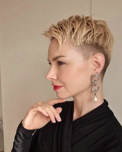 a7448344f3d31112ceebe3539eaa8c9e Light Blonde Pixie, Very Short Pixie Cuts, Platinum Blonde Pixie, Pixie Haircut Styles, Hot Haircuts, Pixie Bob Haircut, Asymmetrical Pixie, Blonde Pixie Cuts, Undercut Pixie