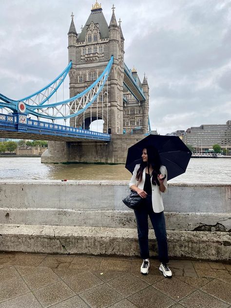 Good looks in London on a rainy day near Tower Bridge. Chanel Pants, Chic Fall Fashion, Rainy City, Cute Umbrellas, Diy Workout, Houndstooth Coat, Michelin Star Restaurant, City Of London, On A Rainy Day