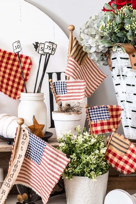 Patriotic Sewing, Patriotic Crafts Diy, Patriotic Flags, Rag Flag, Diy Flag, Handmade Flags, Diy Candle Sticks, Patriotic Banner, Patriotic Diy