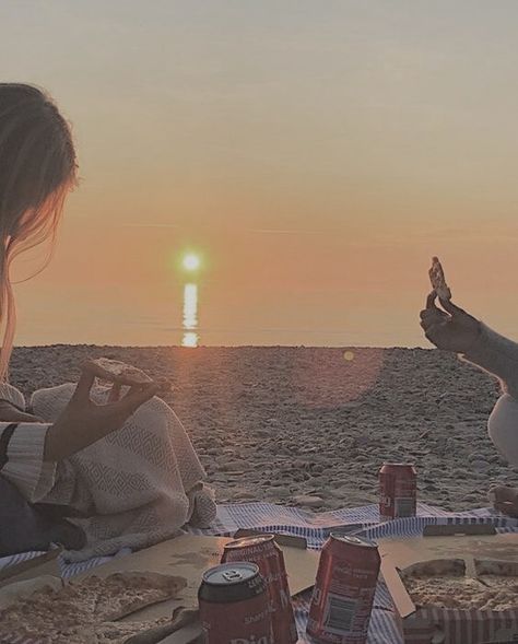 Beach picnics Summer Goals, Foto Poses, Sun Set, Summer Bucket Lists, Summer Bucket, Summer Feeling, Summer Dream, Beach Vibe, Friend Pictures