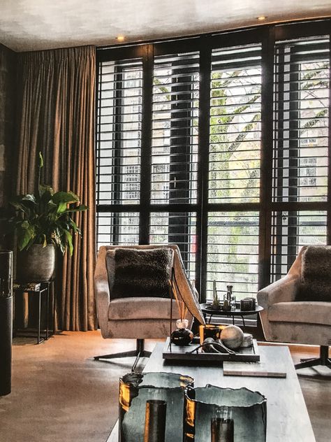 Blind Inspiration, Chic Window Treatments, Black Blinds, Glamorous Living Room, Blinds Inspiration, Black Window Frames, Loft House Design, Diy Blinds, Blinds Design