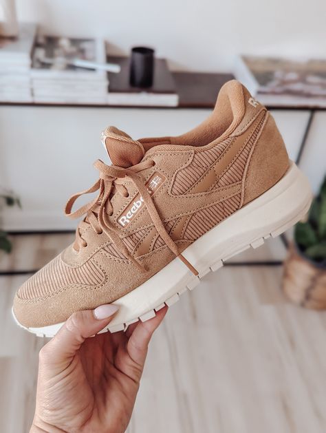 Tan Tennis Shoes, Brown Tennis Shoes Women, Womens Beige Sneakers, Tan Sneakers Outfit Women's, Tan Sneakers Outfit Summer, Tan Tennis Shoes Outfit, Neutral Tennis Shoes Women, Neutral Tennis Shoes, Tan Sneakers Outfit