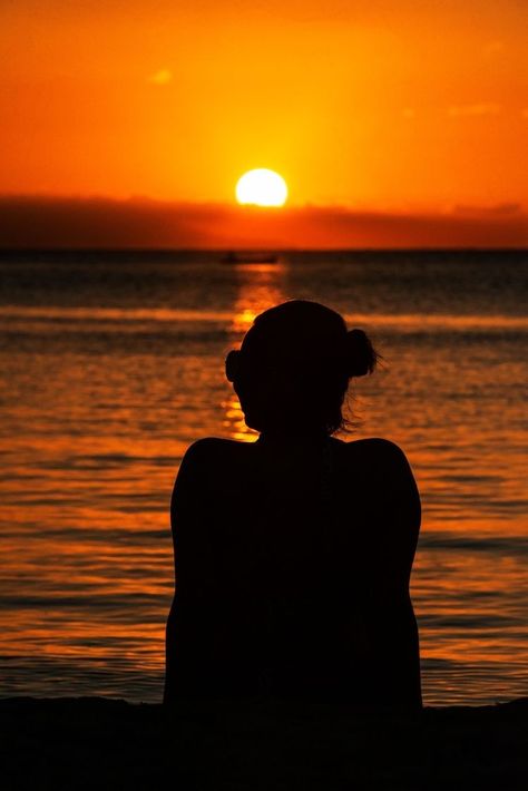 Beach Silhouette Photography, Maldives Poses, Sunrise Poses Photo Ideas, Seaside Pictures, Summer Instagram Pictures, Beach Silhouette, Sunrise Landscape, Silhouette Photography, Sunset Silhouette