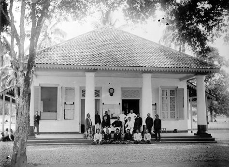 *| Dutch colonial architecture ‎around the world. - Page 5 - SkyscraperCity Indonesian Dutch Colonial House, Dutch East Indies Architecture, Dutch Colonial Architecture, British Colonial House, White Colonial House, Colonial House Interior, Dutch Colonial Homes, Heritage Building, Asian House