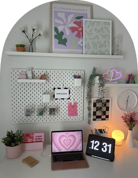 Desk Dexor, Cute Desk Top Ideas, Room Ideas Desk Decor, Room Desk Wall Decor, Preppy Room Ideas Desk, Ikea Desk Layout, Athletic Desk Ideas, Desk Inspo Ikea, Desk Aesthetic Simple