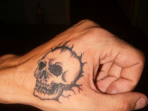 Hand Tattoo ideeën voor mannen Skull Finger Tattoos, Small Skull Tattoo, Unique Hand Tattoos, Herren Hand Tattoos, Small Wave Tattoo, Skull Hand Tattoo, Skull Girl Tattoo, Tattoo On Hand, Simple Skull