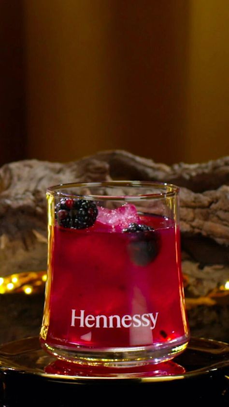 Cocktails With Hennessy, Hennessy Drinks Recipes, Pitcher Drink Recipes, Hennessy Cocktails, Cognac Cocktails, Cognac Drinks, Hennessy Drinks, Cognac Cocktail, Bramble Cocktail