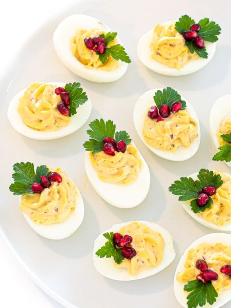 Christmas Deviled Eggs, Christmas Reception, Cousins Christmas, Christmas Canapes, Christmas Finger Foods, Chef Savvy, Ham Dinner, Platter Ideas, Holiday Appetizers Easy