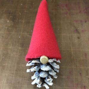 Pine Cone Gnome Ornament, Gnome Pinecone Ornament, Pinecone Santas, Pinecone Decorations Diy, Pine Cone Gnomes, Cone Gnomes, Pinecone Gnomes, Christmas Knomes, Pine Cone Christmas Decorations