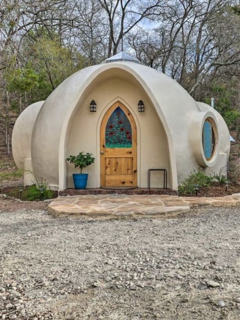 Unique Earthen Home is the Ultimate Tiny Paradise - Tiny Houses Teletubbies House, Concrete Dome House, Unique Home Ideas, Casa Do Hobbit, Earthen Home, Dome Houses, Garden Homes, Manifest Board, Earth Sheltered Homes