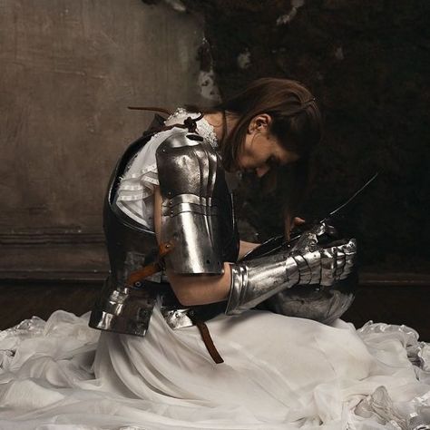 Tumblr Medieval Aesthetic, Dark Princess, Jeanne D'arc, Queen Aesthetic, Royal Aesthetic, Female Knight, Joan Of Arc, Poses References, Princess Aesthetic