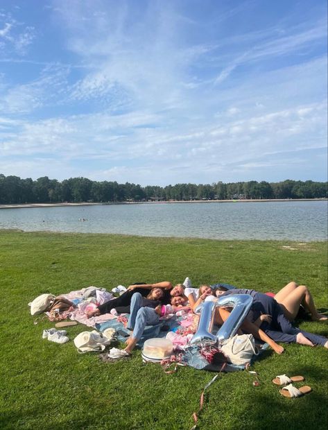 #friends #lake #birthday Lake Birthday Party Kids, Birthday At The Lake, Lake Birthday Party, Lake Birthday, 23 Birthday, Lake Party, 15 Birthday, Picnic Birthday, Birthday Brunch