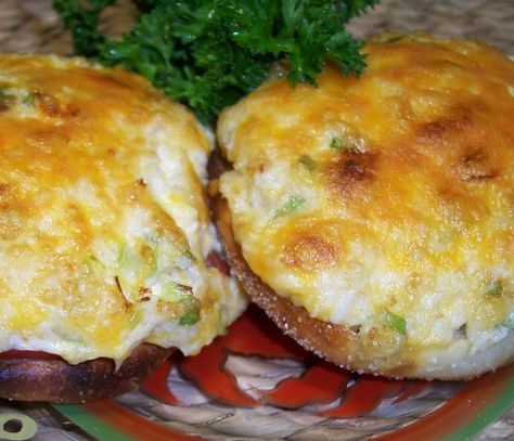 Open Faced Crab Sandwiches Crab Sandwich Recipe, Crab Sandwiches, Crab Melt, Crabby Patties, Crab Sandwich, Crab Cake Recipes, Crab Meat Recipes, Crab Dishes, Sandwich Fillings