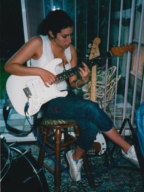 Amy Winehouse Style, Amy W, Amazing Amy, Norma Jeane, Amy Winehouse, Cultura Pop, Black & White, Playing Guitar, Back To Black