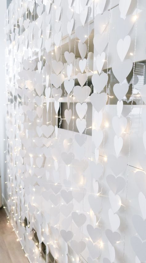 White Party Photo Backdrop, Heart Backdrop Ideas, Easy Bridal Shower Photo Backdrop, White Valentines Aesthetic, Valentines Photo Wall, White Backdrop Ideas, White Heart Balloons, White Photo Backdrop, Garland Photo Backdrop