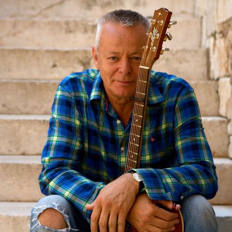 Tommy Emmanuel... Guitariste professionnel certifié. Il donne l'envie de tout vendre tant il est bon. Tommy Emmanuel, Cowgirl Outfits For Women, Guitar Youtube, Famous Portraits, Youtube Page, Creation Story, Guitar Players, Guitar Stuff, Guitar Hero