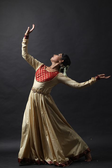 Kathak - Dancer Mitul Sengupta Kathak Dancers Photography, Kathak Anarkali Dress, Kathak Dress Design, Kathak Dance Aesthetic, Kathak Photoshoot, Kathak Photography, Kathak Anarkali, Kathak Aesthetic, Kathak Poses