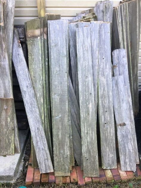 Reuse Fence Panels, Fence Board Projects, Old Fence Board Projects, Wooden Counter Stools, Fence Board Crafts, Picket Fence Decor, Picket Fence Crafts, Old Fence Wood, Cedar Fence Boards